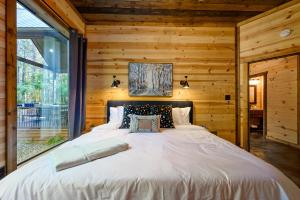 uma cama grande num quarto com uma janela em Bright Modern Luxury - Broken Bow Dream Retreat em Broken Bow