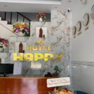 un ristorante con un cartello che legge il motel felice di Happy 1 Hotel Binh Duong a Bến Cát