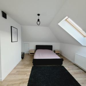 Green Hill House : غرفة نوم بيضاء بها سرير ونافذة