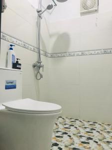 y baño con aseo y ducha. en Monkeyland Cham island Homestay, en Tân Hiệp