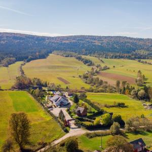 una vista aérea de una casa en un campo en Bieszczadzki Ośrodek Wypoczynkowo Konferencyjny DANFARM, en Ustrzyki Dolne