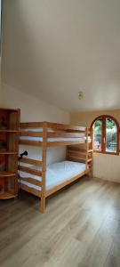 een slaapkamer met 2 stapelbedden in een kamer bij A la petite maison in Arès