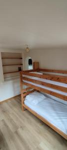 een slaapkamer met een groot houten bed in een kamer bij A la petite maison in Arès