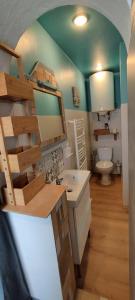 een badkamer met een wastafel en een toilet. bij A la petite maison in Arès