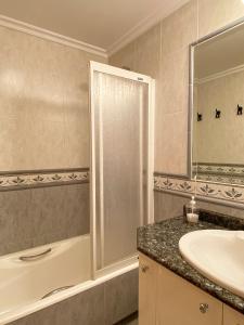 a bathroom with a shower and a sink and a tub at EARRA - Salbide Duplex - Garaje, 7 min de la playa in Zarautz
