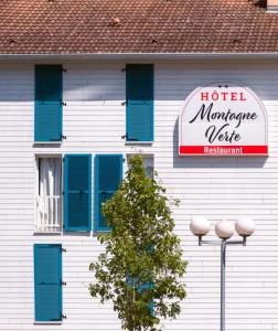 un panneau d'hôtel sur le côté d'un bâtiment dans l'établissement Hotel Strasbourg - Montagne Verte & Restaurant Louisiane, à Strasbourg