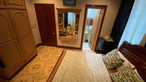 سرير أو أسرّة في غرفة في Samara Bohol City Villa