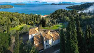 uma vista aérea de uma casa numa colina ao lado de um lago em Villa Evgenia em Yénion