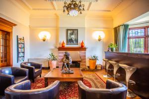 a waiting room with a statue in the middle of the room at Cape Riviera Guesthouse in Cape Town