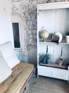 ein Schlafzimmer mit einem Bett und einem Regal mit Pflanzen in der Unterkunft Apartments San Ignacio de Loyola in Manresa