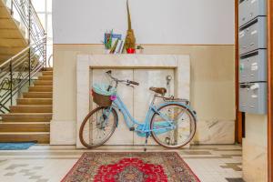 ein blaues Fahrrad, das an einer Wand in einem Zimmer geparkt ist in der Unterkunft Central Studio @ Jászai Mari Square in Budapest