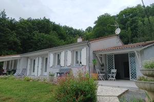 Casa blanca con porche y patio en Au bois dormant, en Pont-du-Casse