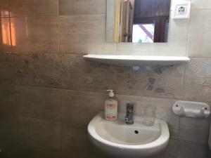 une salle de bain avec un lavabo et un miroir dans l'établissement Cuki lak, à Kiszombor