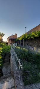 una cerca frente a un edificio con flores en Holiday Home Amazing View, en Piran