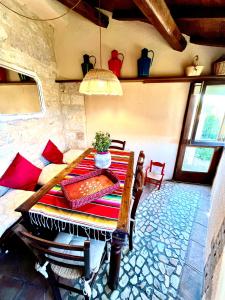 - une table en bois dans une chambre avec une table de sidx dans l'établissement Casa Porta Fontevecchia panoramica, à Spello