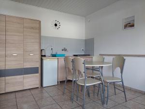 uma cozinha com mesa e cadeiras num quarto em Domki letniskowe Reda em Rusinowo
