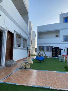 a yard with a playground in a building at منتجع أرين للوحدات السكنية in Al Hada