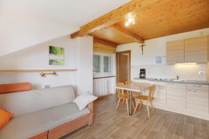 een woonkamer met een bank en een tafel bij Harmony Apt 2 in Appiano sulla Strada del Vino