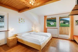 een slaapkamer met een bed en een groot raam bij Harmony Apt 2 in Appiano sulla Strada del Vino