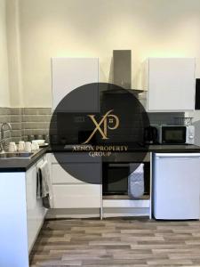 una cucina con bancone e cartello sopra di Cosy Convenient 1 BR Flat at Central Stoke Near Hospitals and Univesities a Stoke on Trent