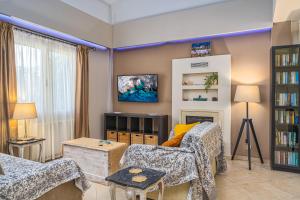 a living room with a couch and a fireplace at Bay Lodge Alykanas in Alikanas