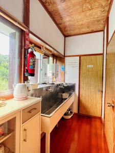 een keuken met een wastafel en een raam bij Iriyama-So in Shimoda