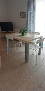 einen Tisch und Stühle im Wohnzimmer in der Unterkunft Badacsonyi privát bérlemény in Badacsonytomaj