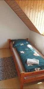 Bett in einem Zimmer mit einem Bettrahmen aus Holz in der Unterkunft Badacsonyi privát bérlemény in Badacsonytomaj