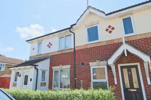 Casa de ladrillo rojo y blanco con ventanas azules en 2 Bedroom house in Bradley Stoke- Hopewell, en Bristol