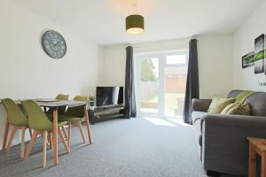 un soggiorno con tavolo, sedie e divano di 2 Bedroom house in Bradley Stoke- Hopewell a Bristol