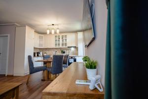 a kitchen and dining room with a table and chairs at Apartamentul Cetății Alba Iulia in Alba Iulia