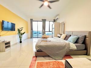 ein Wohnzimmer mit einer Couch und einem Deckenventilator in der Unterkunft Central Park Tampoi studio by Luxecocoo CK in Johor Bahru