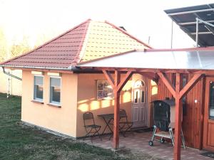 Cette petite maison dispose d'une terrasse et d'un barbecue. dans l'établissement Cuki lak, à Kiszombor 4 autres photos