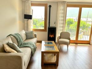 a living room with a couch and a coffee table at Apartament al centre d'Esterri amb vistes úniques by RURAL D'ÀNEU in Esterri d'Àneu