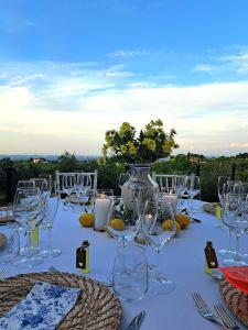 une table blanche avec des verres et un vase sur elle dans l'établissement La Valle Appartamenti Per Vacanze, à Montaione