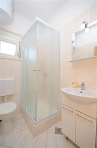 A bathroom at Apartments Pisac