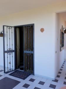une porte ouverte dans une chambre dotée de carrelage. dans l'établissement Casa vacanze zina, à Altavilla Milicia