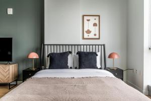 a bedroom with a bed with two lamps and a tv at Pioneer Square studio w gym bbq nr stadium SEA-586 in Seattle
