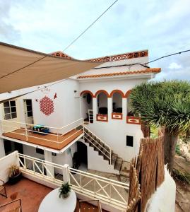Casa blanca con balcón y palmeras en ACORAN FAMILY, en Firgas