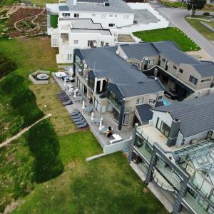 una vista aérea de una casa grande con patio en Bay Lodge on the Beach en Mossel Bay