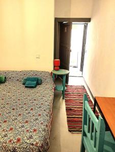 Acoran Family Guests House Firgas with Included Morning Yoga Practice客房内的一张或多张床位