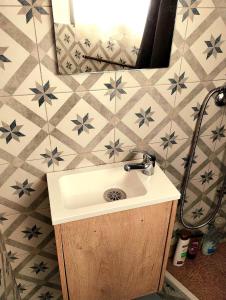 a bathroom with a sink and a mirror at ACORAN FAMILY in Firgas