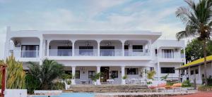 Met Beach Resort Malindi内部或周边的泳池