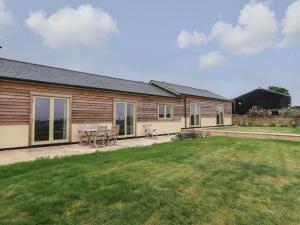 a house with a yard in front of it at Cotswold View in Chipping Norton