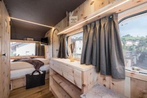 Habitación con 2 camas y ventana en Mountain Caravan - Zirben Nestl, en Nova Ponente