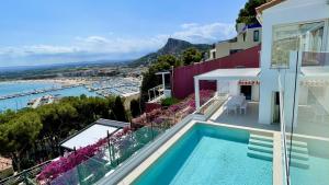 a villa with a swimming pool and a view of the ocean at CAP DE LA BARRA 61 - Villa deluxe vista mar in L'Estartit
