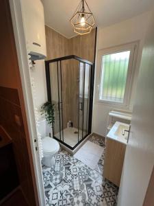 a bathroom with a shower and a toilet and a sink at Appart Proche Disneyland et Paris in Noisy-le-Grand