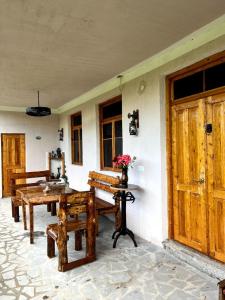 una habitación con bancos, una mesa y una puerta en HamEl Guest House, en Odzun