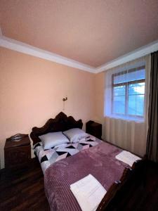 1 dormitorio con cama y ventana en HamEl Guest House, en Odzun