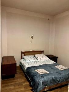 1 dormitorio con 1 cama y 2 mesitas de noche en HamEl Guest House, en Odzun